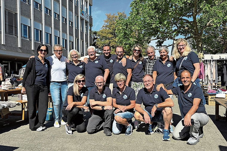 Gemeinsam: Soziale Aktivitäten zeichnen den Ski-Club Reinach aus. An der letzten Flohmarkt-Ausgabe posieren die beiden OK-Mitglieder Ulrich Greub (hintere Reihe, 4. v. links) und rechts daneben Marc Freisowie alle Helferinnen und Helfer. Foto: Casp