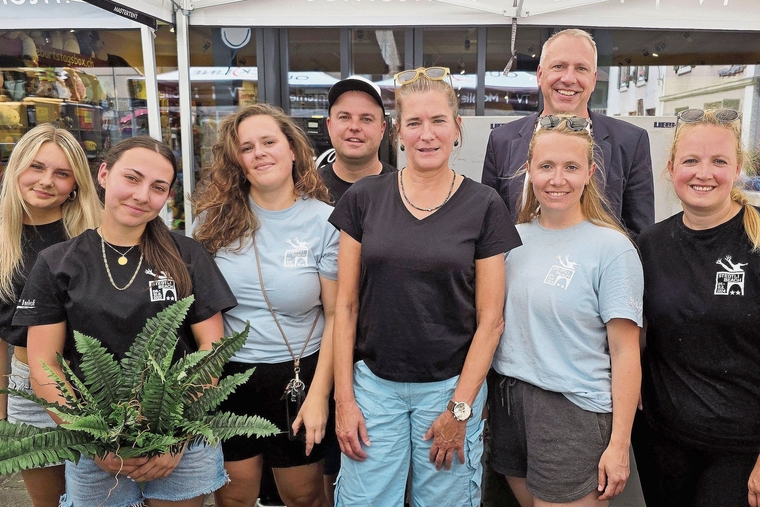 Stark im Team: Angelica Dietler (Vierte von links) und Pascal Karrer (hinten rechts) während des Aufbaus des Stedtli Beach mit Klubmitgliedern.Foto: eh-presse