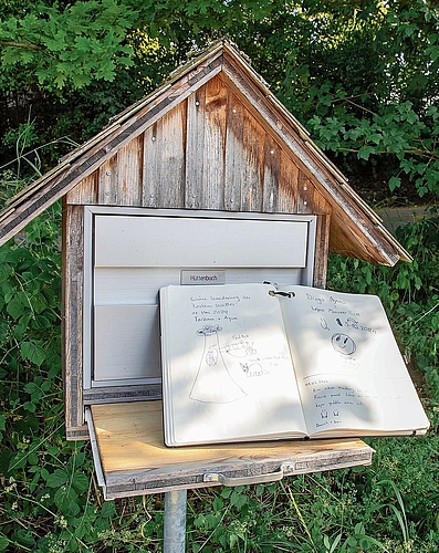 Am Ende des Weges: Das kleine Chalet mit Gästebuch und Schreibunterlage. Am Ende des Weges: Das kleine Chalet mit Gästebuch und Schreibunterlage.