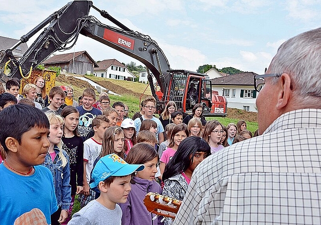 Spatenstich-Song: Schulkinder und Lehrer wünschen guten Bauverlauf und bald wieder ein Fest. Foto: Roland Bürki