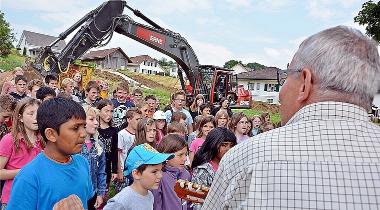 Spatenstich-Song: Schulkinder und Lehrer wünschen guten Bauverlauf und bald wieder ein Fest. Foto: Roland Bürki
