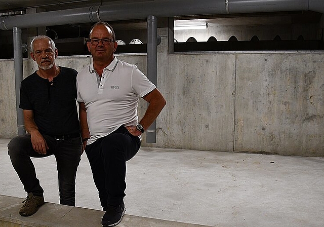 <em>Mischwasserbecken: </em>Betriebsleiter Philipp Borer und ARA-Präsident Markus Lisser luden die Vertreter der Verbandsgemeinden zur Besichtigung des eben fertiggestellten Mischwasserbeckens im Untergrund von Laufen ein. Das Betonbecken wird bei h
