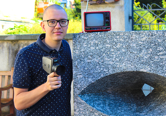 Klassische Mittel, aktuelles Thema:  Organisator David Borter zeigt, dass für die Kurzfilme auch Technik aus vergangenen Zeiten genutzt werden kann.  Foto: Axel Mannigel