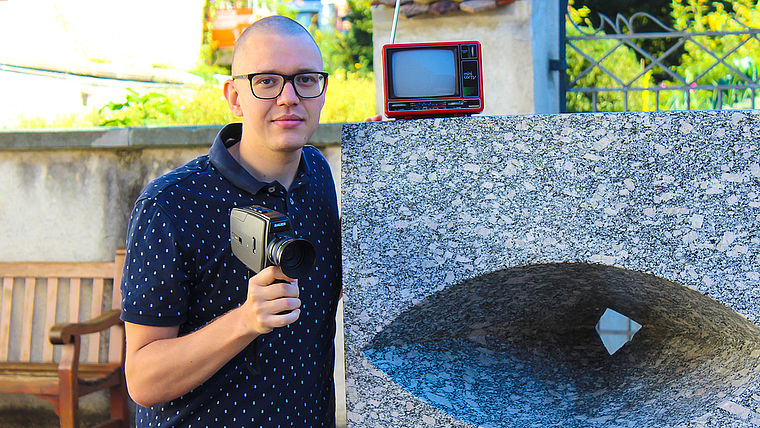 Klassische Mittel, aktuelles Thema: Organisator David Borter zeigt, dass für die Kurzfilme auch Technik aus vergangenen Zeiten genutzt werden kann. Foto: Axel Mannigel