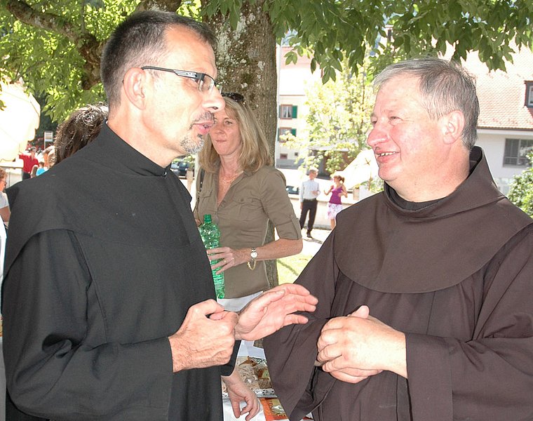 Stabwechsel: Pfarrer Günter Hulin (r.) im Gespräch mit Pater Ludwig Ziegerer. Foto: Andreas Obrecht