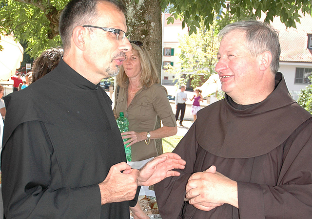 Stabwechsel: Pfarrer Günter Hulin (r.) im Gespräch mit Pater Ludwig Ziegerer.   Foto: Andreas Obrecht