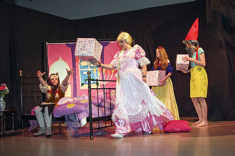 Gretel (Melissa Müller) hat Geburtstag: Rapunzel (Annick Lehner), Schneewittchen (Shayenne Peter) und der Zwerg (Melissa Bussmann) überreichen ihr die Geschenke. Foto: Edmondo Savoldelli