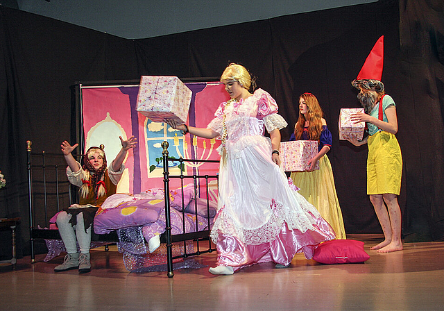 Gretel (Melissa Müller) hat Geburtstag: Rapunzel (Annick Lehner), Schneewittchen (Shayenne Peter) und der Zwerg (Melissa Bussmann) überreichen ihr die Geschenke.  Foto: Edmondo Savoldelli