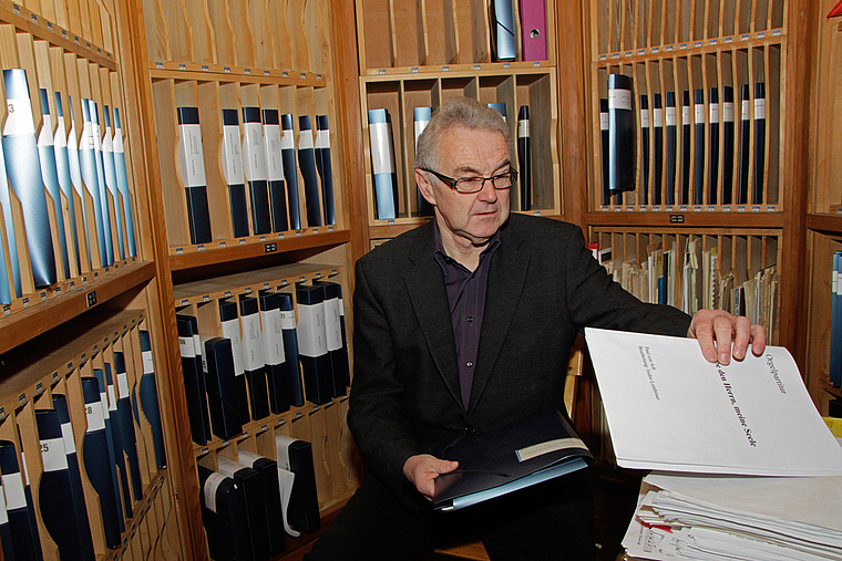 Im Archiv des Chores: Isidor Lombriser ist hier, in einem Nebenraum der Empore der Herz-Jesu-Kirche, ab und zu anzutreffen. Foto: Martin Staub