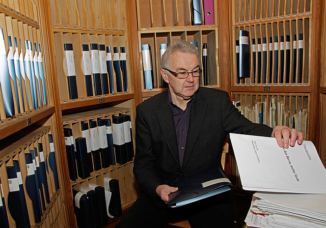 Im Archiv des Chores: Isidor Lombriser ist hier, in einem Nebenraum der Empore der Herz-Jesu-Kirche, ab und zu anzutreffen.  Foto: Martin Staub