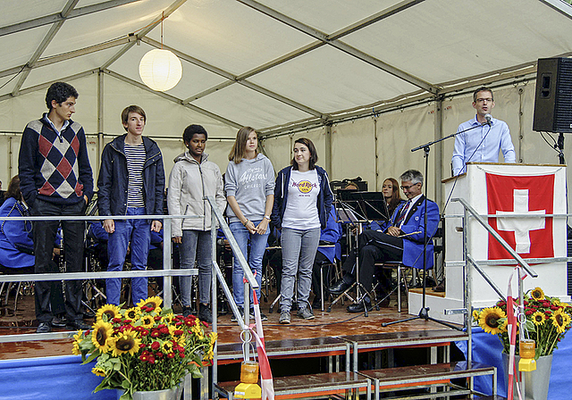 Immerhin: Einige wenige Jungbürger sind der Einladung der Gemeinde gefolgt. Matthias Hörmann, Christian Choquard, Alemitu Föppl, Alexandra Lindemann, Tiziana Forster (v. l.). Am Rednerpult: Markus Eigenmann.  Foto: Oliver Sterchi