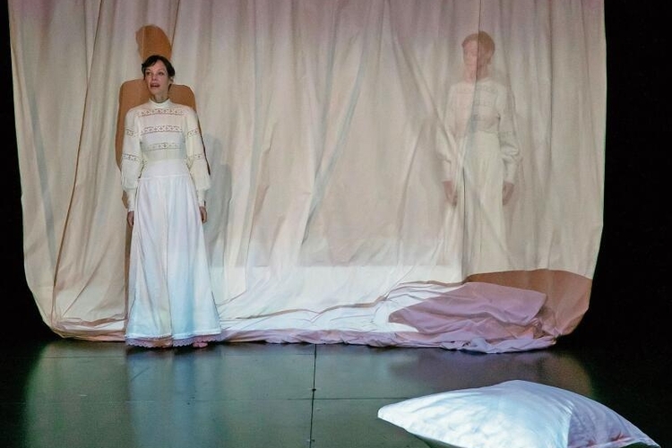 Blick ins Ungewisse: Schauspielerin Mona Petri im Bühnenbild des Stücks «Ohne Norden». Foto: Julian Salinas