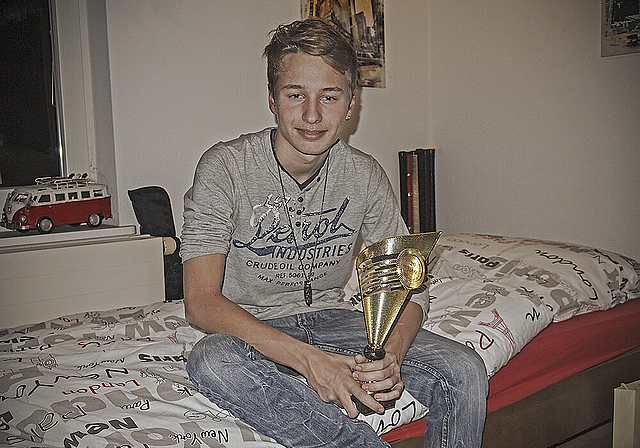 Geht unverhofft nach Miami: Der neugewählte Mister Teenie in seinem Zimmer in Münchenstein.  Foto: Tobias Gfeller