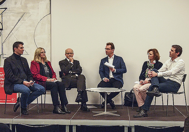 Im Grossen und Ganzen einig: (v. l.) Silvio Tondi, Bianca Maag, Urs Hintermann, Moderator Frank Linhart, Béatrix von Sury und Stefan Brugger.  Foto: Tobias Gfeller.