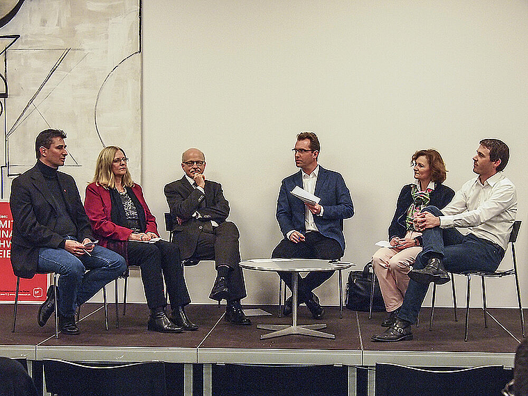 Im Grossen und Ganzen einig: (v. l.) Silvio Tondi, Bianca Maag, Urs Hintermann, Moderator Frank Linhart, Béatrix von Sury und Stefan Brugger. Foto: Tobias Gfeller.