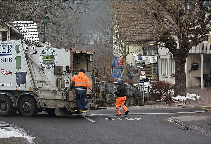 Der andere Kehrichtentsorger: Seit Januar 2017 sammelt Anton Saxer AG den Dugginger Abfall ein. Fotos: Bea Asper
