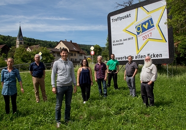 Das OK vor dem Riesen-iPad: OK-Präsident Alex Meier (vorne), umrahmt (v.l.) von Susanne Schmidlin, Erich Lutz, Céline Spies, Edgar Schott, Thomas Allemann, Niklaus Stich und Daniel Gaemperle. Es fehlen Dominique Hofmann und Othmar Jacquemai. Foto: 