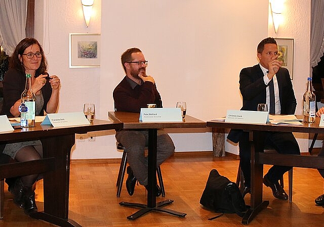 <em>Beziehen das Publikum in die Diskussion zur Selbstbestimmungsinitiative ein: </em>(v.l.) Marcel Schenker, SVP, Franziska Roth, SP, Moderator Peter Walthard, Christian Imark, SVP, und Paul R. Hofer, FDP.Foto: Gaby Walther