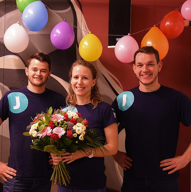 <em>Jubilieren: </em>Das Team des Jugendzentrums Laufen mit einem Geburtstagsblumenstrauss: (v.l.) Dario Plattner, Sarah Stöckli, Beat Häner. Foto: Lucy schmid