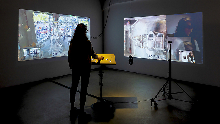 Spiel mit der Realität: Die Installation «Membrane» von Ursula Damm erlaubt es den Besucherinnen und Besuchern, mit abstrakten Bildern von sich selbst direkt zu interagieren. Foto: Franz Wamhof