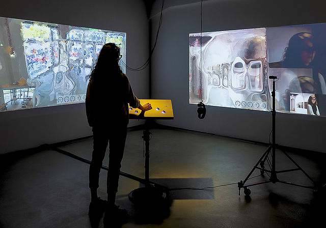 Spiel mit der Realität: Die Installation «Membrane» von Ursula Damm erlaubt es den Besucherinnen und Besuchern, mit abstrakten Bildern von sich selbst direkt zu interagieren.  Foto: Franz Wamhof