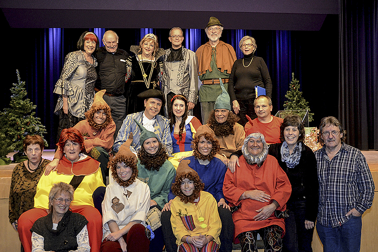 Das Ensemble bei der Generalprobe zu «Schneewittchen und die 7 Zwerge» im Jahre 2014: Vereinspräsident Erwin Schmidt in der oberen Reihe, 2. v. r. Foto: ZVG