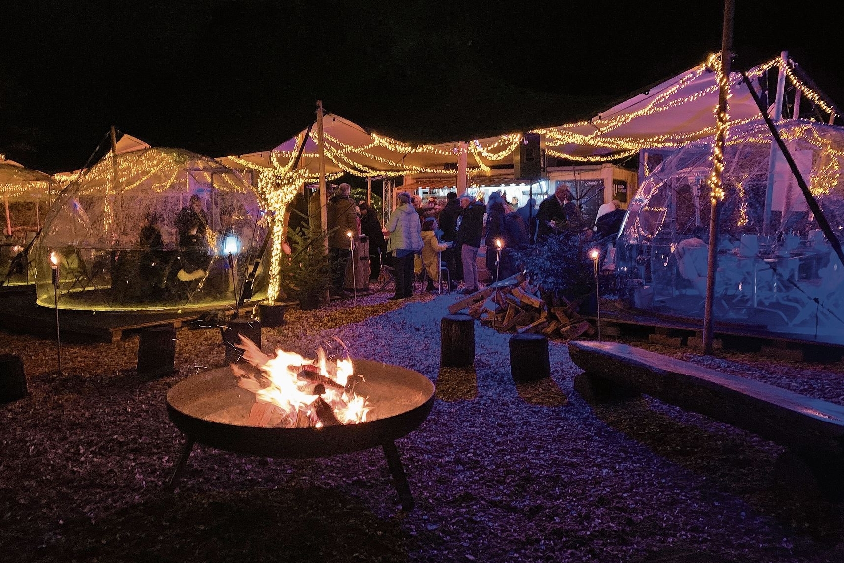 Einfach: An der Feuerschale kann auch eine Wurst gebrätelt werden. Foto: zVg Einfach: An der Feuerschale kann auch eine Wurst gebrätelt werden. Foto: zVg