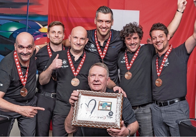 Rekord: (von links) Lorenz Tschumi, Sandro Kupper, Ivan Reinmann, Kevin Langhein, Lorenzo Vento, Phil Merz und (vorne) Christian Steg, Inhaber New York Café, feiern ihren Erfolg. Fotos: zvg / René Bürki