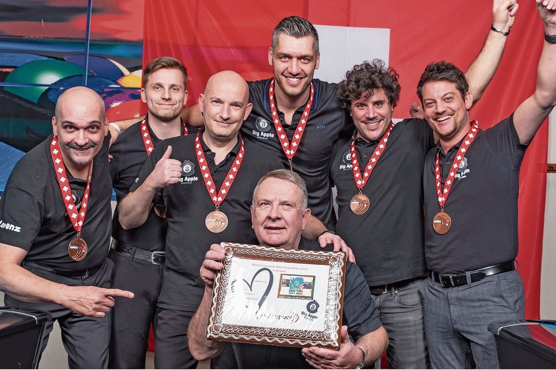 Rekord: (von links) Lorenz Tschumi, Sandro Kupper, Ivan Reinmann, Kevin Langhein, Lorenzo Vento, Phil Merz und (vorne) Christian Steg, Inhaber New York Café, feiern ihren Erfolg. Fotos: zvg / René Bürki Rekord: (von links) Lorenz Tschumi, Sandro Kupper, Ivan Reinmann, Kevin Langhein, Lorenzo Vento, Phil Merz und (vorne) Christian Steg, Inhaber New York Café, feiern ihren Erfolg. Fotos: zvg / René Bürki