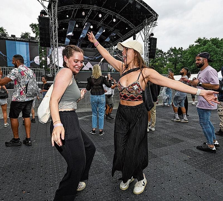 Rave: Wer die Musik fühlt, blendet das Wetter aus. Foto: Juri Junkov