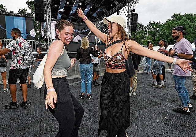 Rave: Wer die Musik fühlt, blendet das Wetter aus. Foto: Juri Junkov
