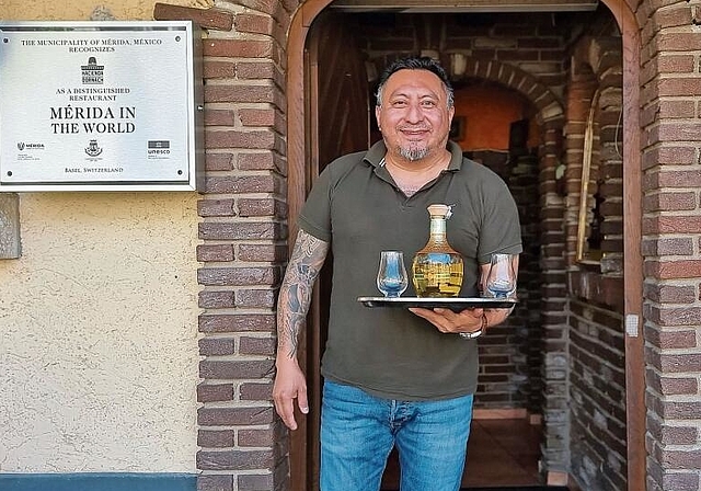 Bekannter Fröhlichmann: Roger Mahla vor seiner Hacienda. Foto: Fabia Maieroni
