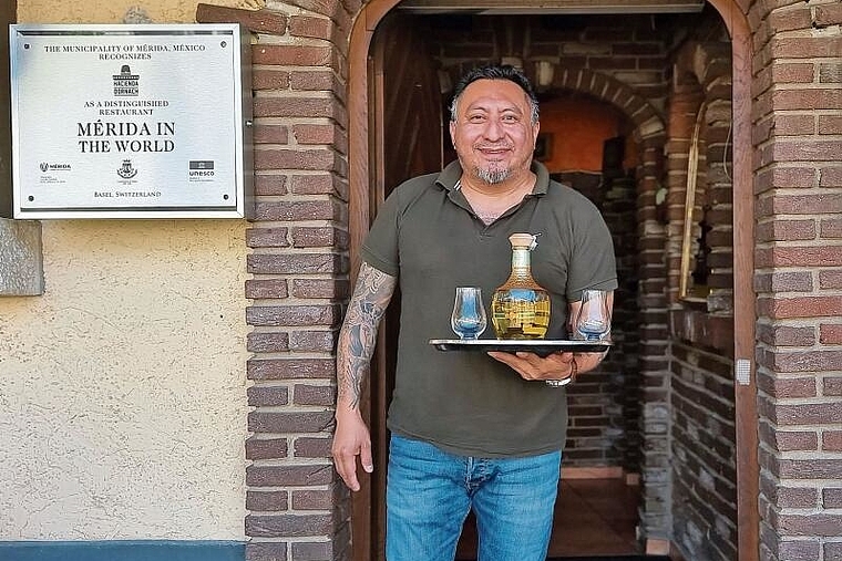 Bekannter Fröhlichmann: Roger Mahla vor seiner Hacienda. Foto: Fabia Maieroni