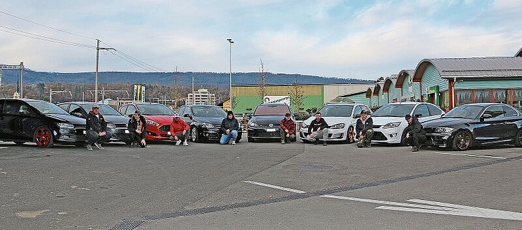 Autoliebhaber: Der Autoclub LaCrewOne mit seinen schmucken Autos. Foto: Gini Minonzio