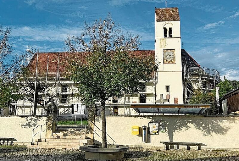 Die Kirche in Hofstetten: Der Kirchenrat hatte sich überlegt, nach dem Brand der Kirche die Instandstellung mit einer Neugestaltung des Innenraums zu verknüpfen. Foto: Bea Asper