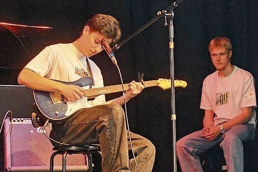 Erfolgreiche Schüler: Santiago Castillo mit Gitarre und Gesang. Später begleitete Nicolas Rütti (r.) an der E-Gitarre.