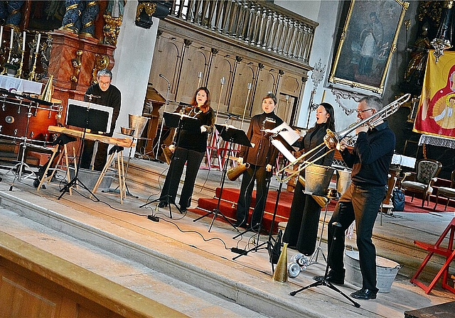 Mal schrill, mal flüsternd: (v.l.) Michael Kiedaisch, Svea Schildknecht, Céline Wasmer, Anne-May Krüger und Komponist Mike Svoboda an der Posaune. Foto: Roland Bürki