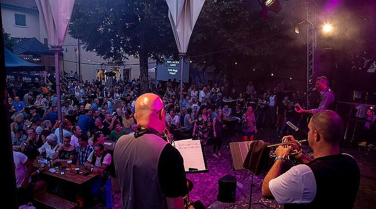 <em>Der Sound kommt an: </em>Rob Mo & The Boomer Horns auf der Bühne. Die Stimmung im Publikum steigt. Foto: Martin Staub