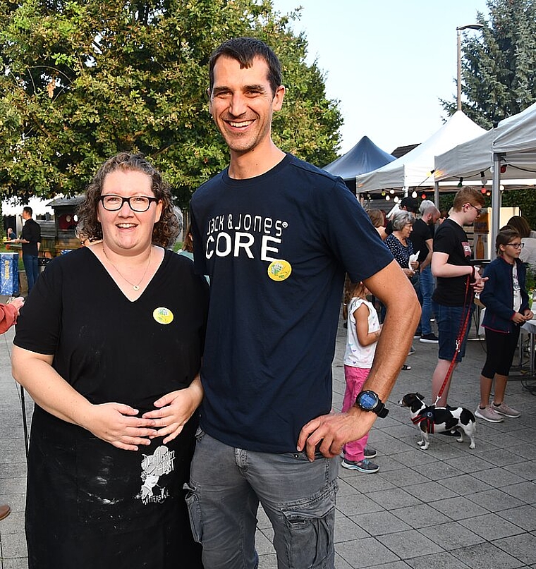 <em>Strahlende Gesichter am Dorfladenfest Witterswil, ein hoch erfreutes Organisationskomitee, auf dem Bild stellvertretend für die vielen fleissigen Helfer:</em> OK- Präsidentin Pascale Cottens (links) und Info-Chef Adrian Altenhoff. Foto: Bea Asp