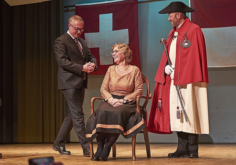 Feier für die neue Kantonsratspräsidentin: Landammann Remo Ankli überreicht Susanne Koch in Erschwil den Stuhl der Kantonsratspräsidentin. Foto: Roland Schmid