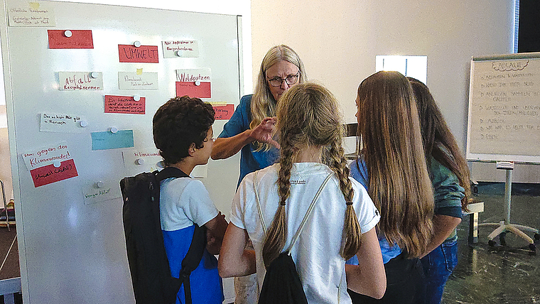 Im direkten Austausch: Besonders die Themen Freizeitangebot, Umwelt und Sicherheit im Strassenverkehr beschäftigen die Kinder und Jugendlichen aus Reinach. Foto: Tobias Gfeller