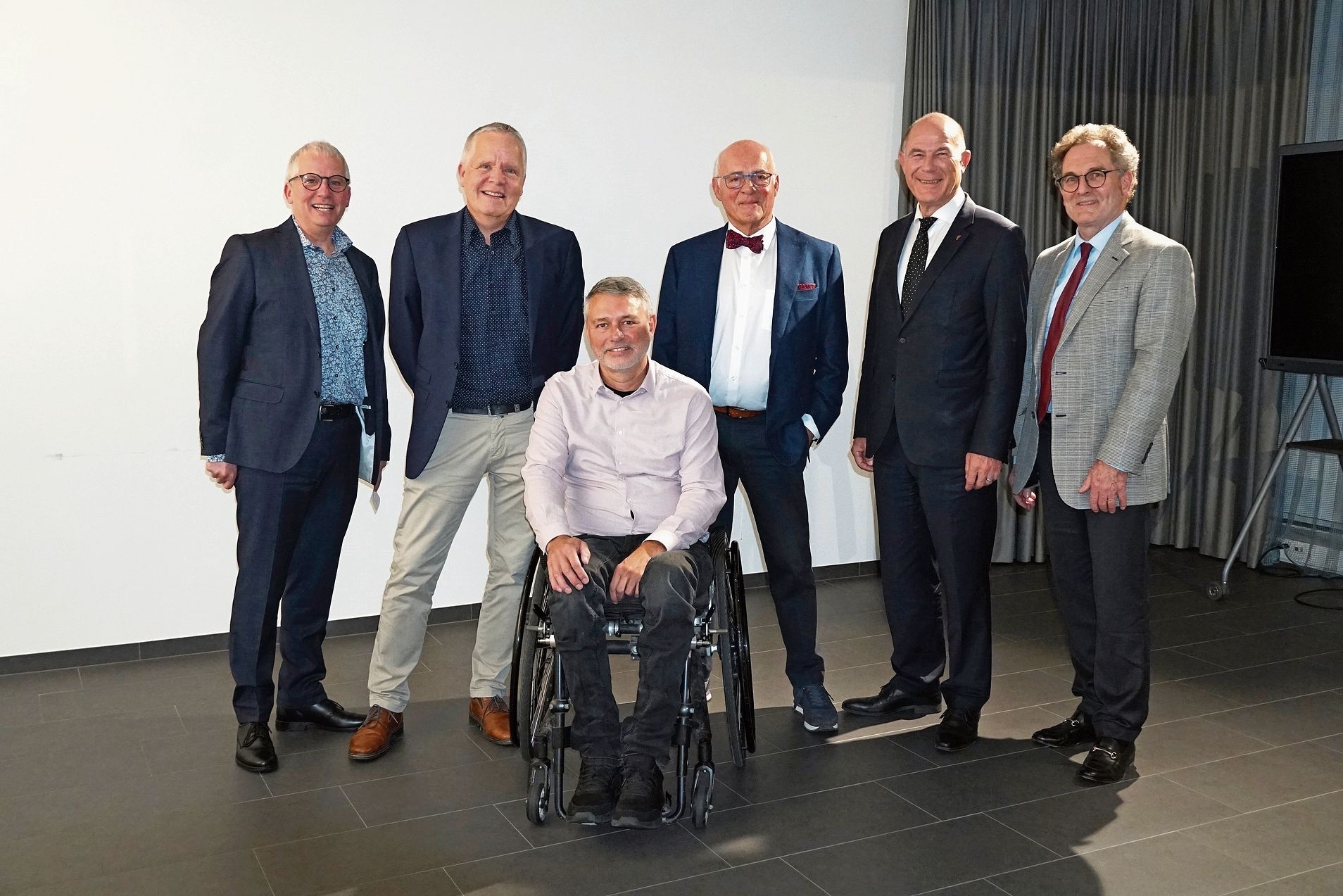Feierten 25 Jahre Business Parc: (v. l.) Martin Helfenstein (Präsident Förderverein «club étoile»), Gaudenz von Capeller (Geschäftsführer Business Parc Reinach), Ferdinand Pulver (Gemeindepräsident), Klaus Endress (Stiftungsratspräsident), A Feierten 25 Jahre Business Parc: (v. l.) Martin Helfenstein (Präsident Förderverein «club étoile»), Gaudenz von Capeller (Geschäftsführer Business Parc Reinach), Ferdinand Pulver (Gemeindepräsident), Klaus Endress (Stiftungsratspräsident), Anton Lauber (Regierungspräsident) und Rolf Weder (Stiftungsrat Business Parc und Professor an der Uni Basel). Foto: Tobias Gfeller