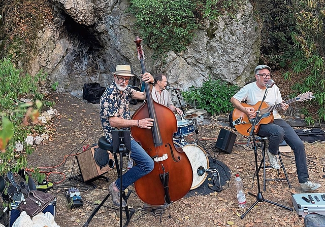 Vor dem Schlossfelsen: Das Trio The Mojo Swamp bot ein musikalisches Programm, dass sich dem akustischen Sound vergangener Tage bediente. Foto: Christian Fink