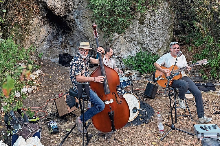 Vor dem Schlossfelsen: Das Trio The Mojo Swamp bot ein musikalisches Programm, dass sich dem akustischen Sound vergangener Tage bediente. Foto: Christian Fink