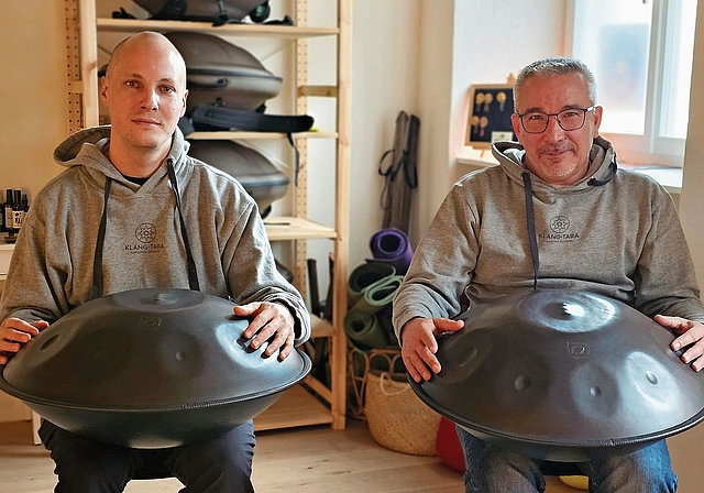 Geben ihr Können auf der Handpan weiter: Florian Röhrl und Jochen Dreier. Foto: Melanie Brêchet