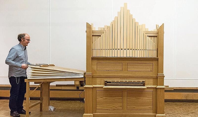 Mächtiges Instrument: Martin Kirnbauer, Leitungsmitglied der Schola Cantorum Basiliensis, mit der «auferstandenen» Orgel. Foto: zVg