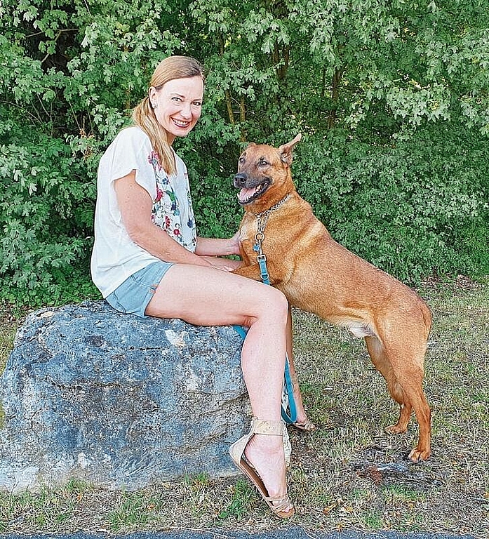 Ein Herz und eine Seele: Claudia Lang, Gründerin von «fair-dogs», mit ihrem Mischling Thor. Foto: Fabia Maieroni