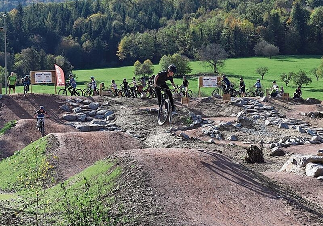 Hoch hinaus: Die grossen Sprünge waren das Highlight für viele der Biker und Bikerinnen. Foto: Benedikt Kaiser