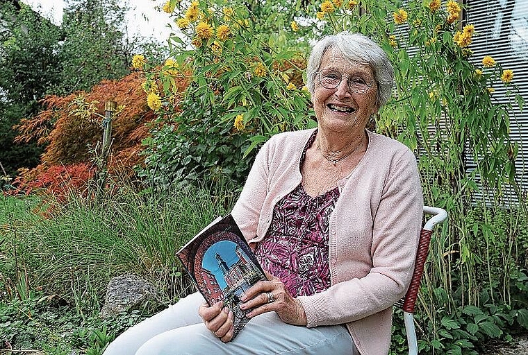 «Von guten Mächten»: Marianne Stark, in ihrem Garten in Zwingen, präsentiert ihren zweiten Erzählband. Foto: Gaby Walther