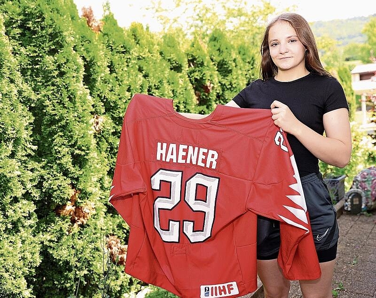 Stolz: Nadia Häner mit dem Shirt, das sie beim Sieg gegen Deutschland trug. Foto: eh-presse